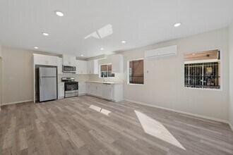 324 W 51st St, Unit 324 1.5 in Los Angeles, CA - Building Photo - Building Photo