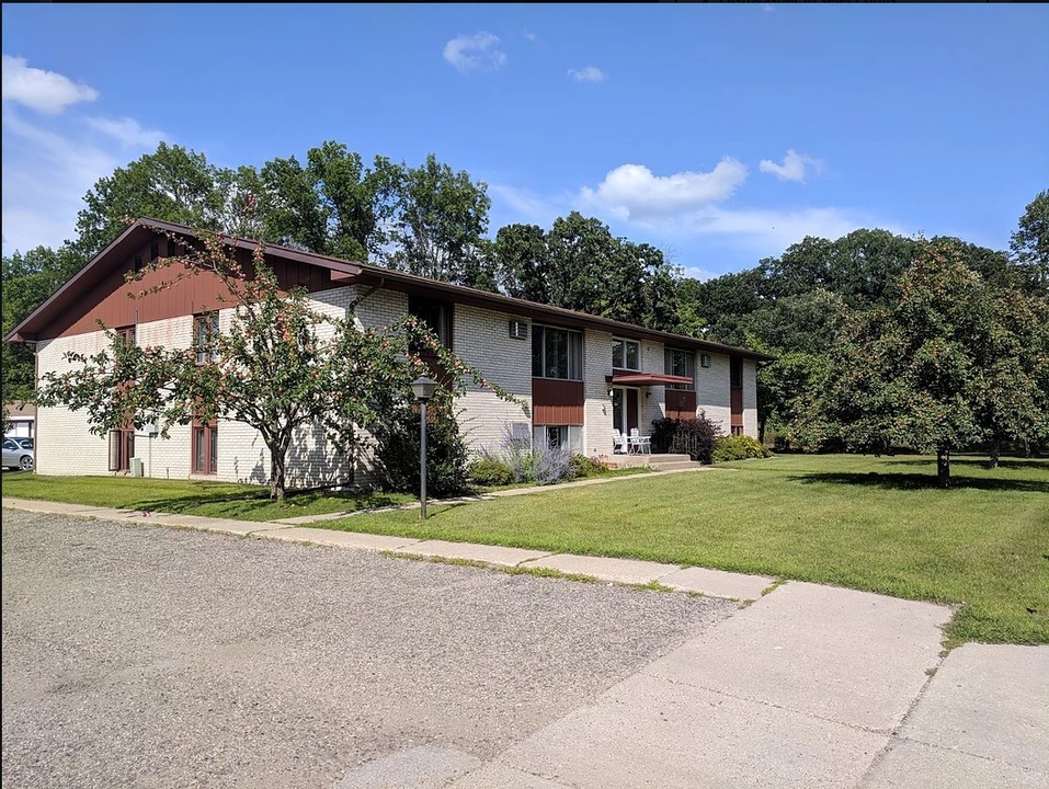 1117-1127 College St in Fergus Falls, MN - Building Photo