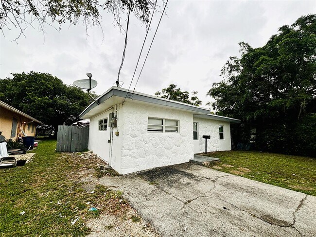 1025 NW 8th St in Hallandale Beach, FL - Building Photo - Building Photo