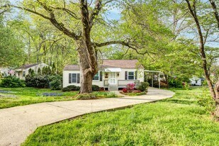 2735 Robin Hood Dr in Greensboro, NC - Building Photo