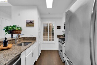180 Caldecott Ln in Oakland, CA - Building Photo - Building Photo