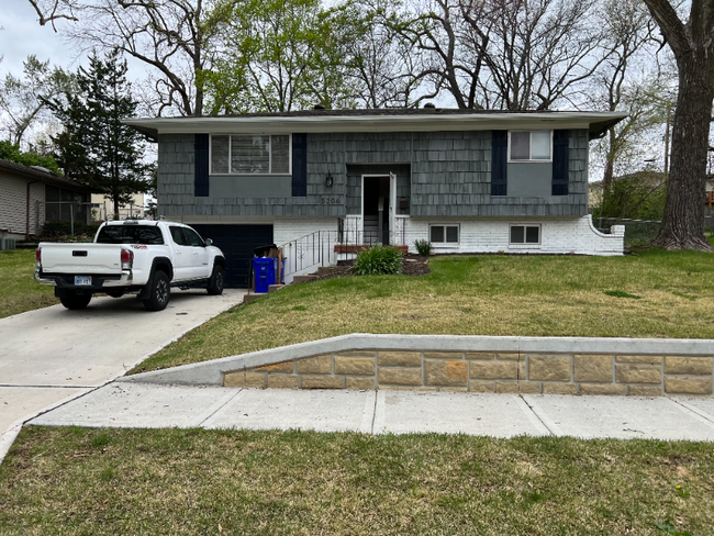 5206 Goodman Ln in Mission, KS - Foto de edificio - Building Photo