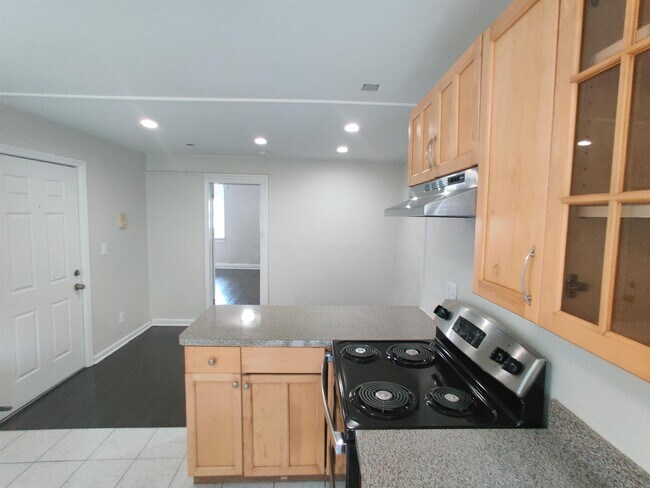 826 Grand St in Jersey City, NJ - Building Photo - Building Photo