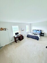 9 Cambridge Dr in Milford, NJ - Building Photo - Building Photo