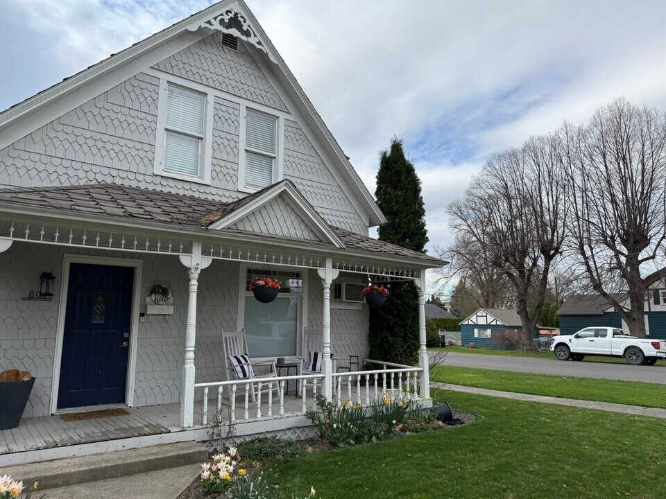 801 Guernsey St in Prosser, WA - Foto de edificio