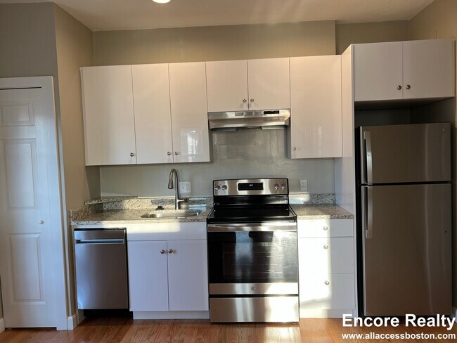 1084 Dorchester Ave, Unit 1 in Boston, MA - Building Photo - Building Photo
