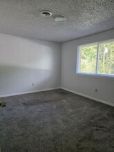 73 Oakridge Dr in West Seneca, NY - Building Photo - Building Photo