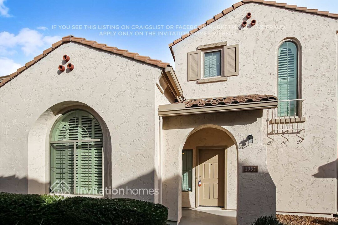 1932 W Faria Ln in Phoenix, AZ - Building Photo