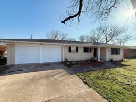 207 Estates Dr in Woodway, TX - Building Photo