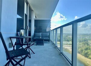 16385 Biscayne Blvd in North Miami Beach, FL - Building Photo - Building Photo