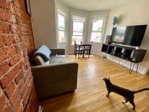 162 Broadway, Unit 2 in Somerville, MA - Building Photo - Building Photo