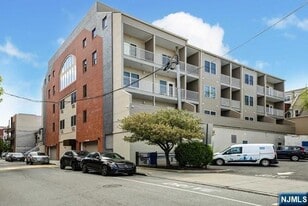 545 39th St, Unit 406 in Union City, NJ - Building Photo