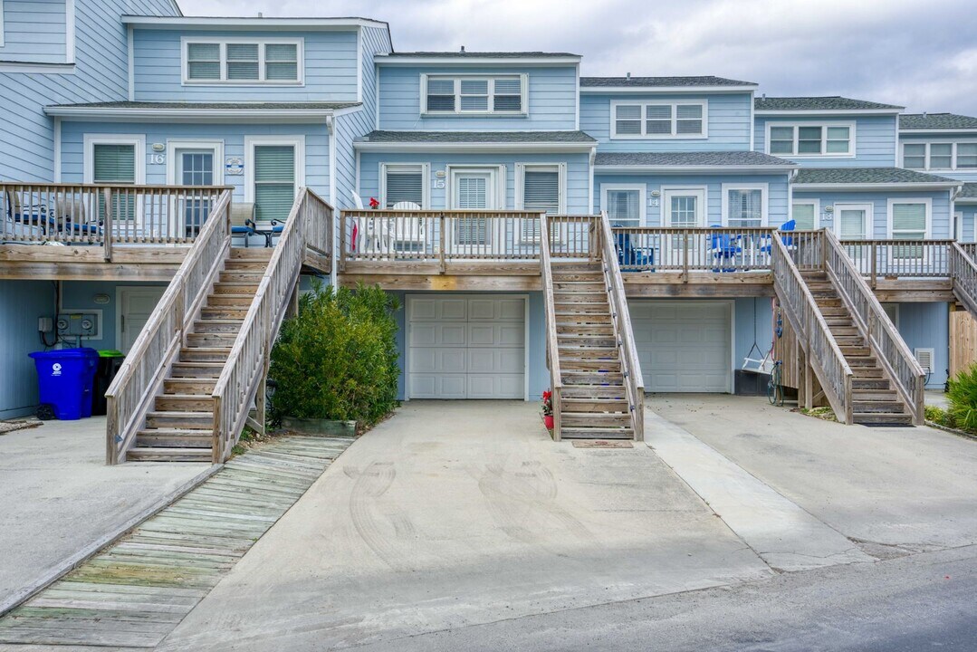 15 Bermuda Landing Pl in North Topsail Beach, NC - Building Photo