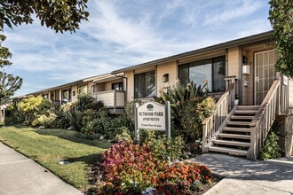 Nutwood Park Apartments in Anaheim, CA - Foto de edificio - Building Photo