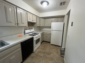 4789 Columbia Rd, Unit 206 in North Olmsted, OH - Building Photo - Building Photo