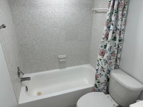 8101 SW 72nd Ave, Unit 211 in Miami, FL - Building Photo - Building Photo