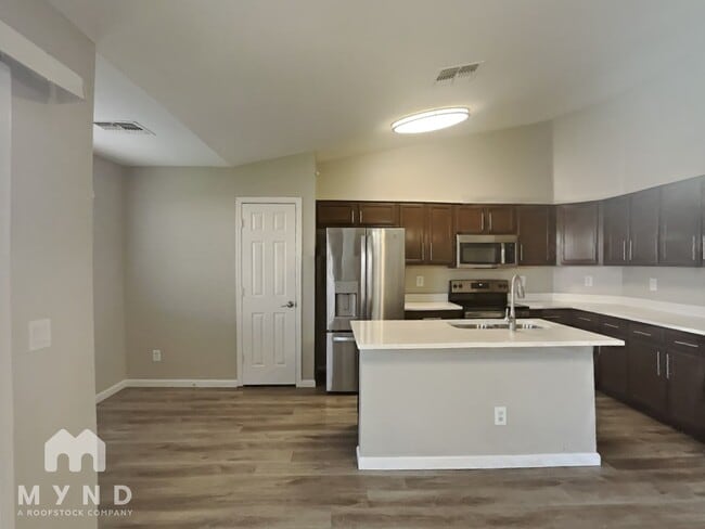 3412 W Fraktur Rd in Phoenix, AZ - Building Photo - Building Photo