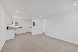 545 NE 64th St-Unit -2 in Miami, FL - Building Photo - Building Photo
