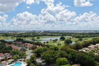 4934 NW 94th Doral Pl in Doral, FL - Foto de edificio - Building Photo