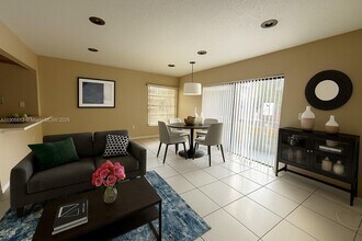 17650 NW 68th Ave in Hialeah, FL - Foto de edificio - Building Photo