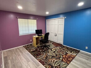 20245 Independence Dr, Unit B in Brookfield, WI - Foto de edificio - Building Photo