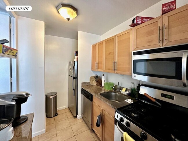 300 E 33rd St in New York, NY - Building Photo - Building Photo