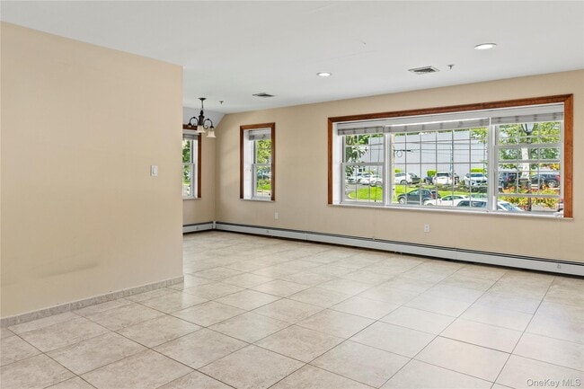 72 Cedar Swamp Rd in Glen Cove, NY - Building Photo - Building Photo