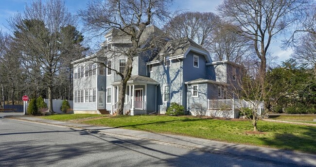 31 Rockland St in Wellesley, MA - Foto de edificio - Building Photo