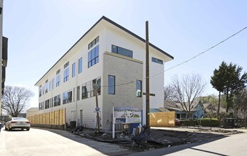 5912 Lindell Ave in Dallas, TX - Foto de edificio - Building Photo