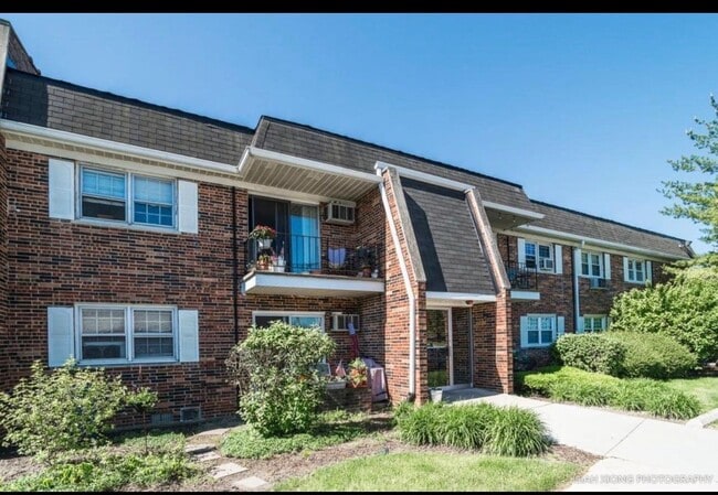 2327 Ogden Ave in Downers Grove, IL - Building Photo - Building Photo