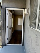 729 S Towne Ave, Unit 729 in Pomona, CA - Foto de edificio - Building Photo