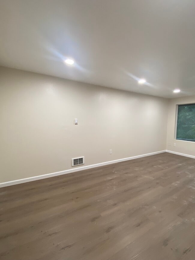 13908 SE Newport Way in Bellevue, WA - Building Photo - Building Photo