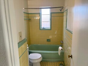 8 Freedom Dr S in Bridgeville, PA - Building Photo - Building Photo