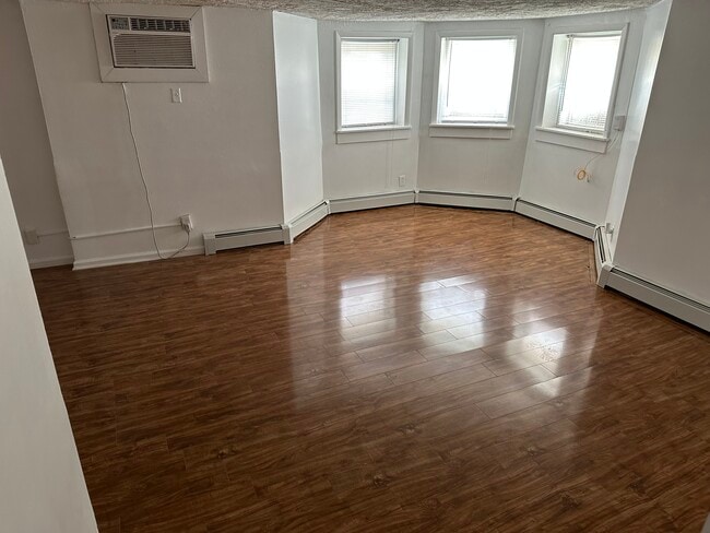 523 E Chestnut St, Unit Large place to call home in Bloomington, IL - Building Photo - Building Photo