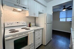 Pinegrove Apartments in Waterloo, ON - Building Photo