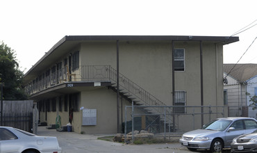 2424 90th Ave in Oakland, CA - Foto de edificio - Building Photo