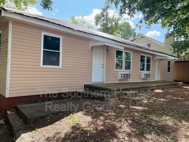 property at 303 S Oak St