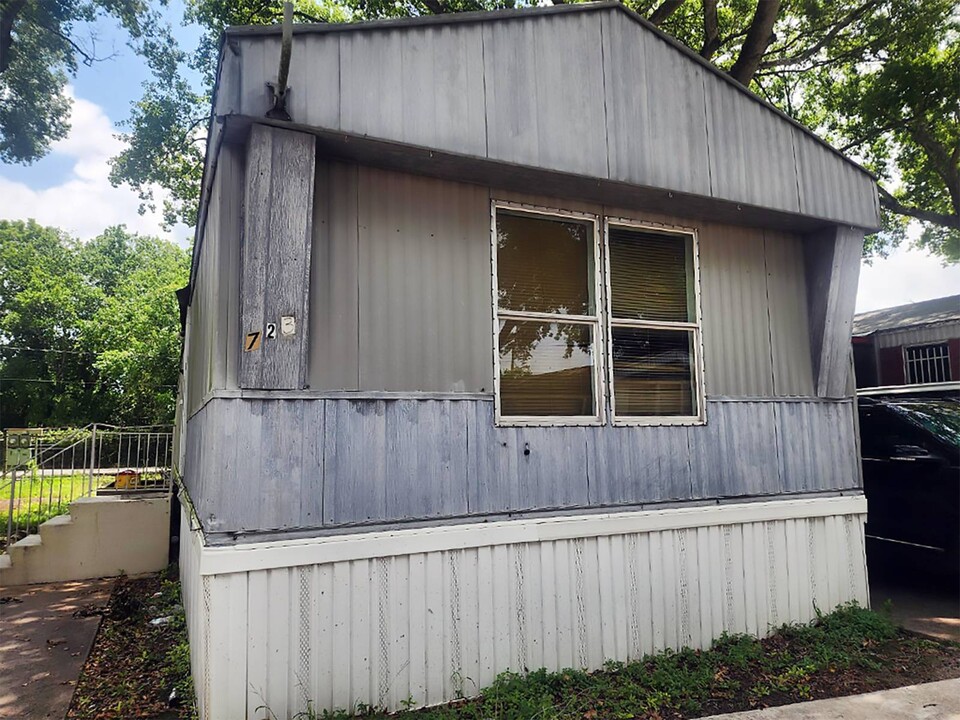 600 E Anderson Rd in Houston, TX - Building Photo