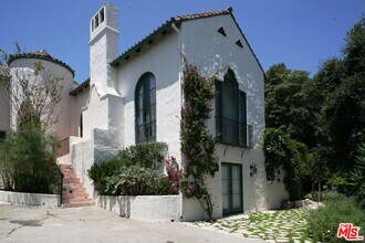 2243 E Live Oak Dr in Los Angeles, CA - Building Photo - Building Photo