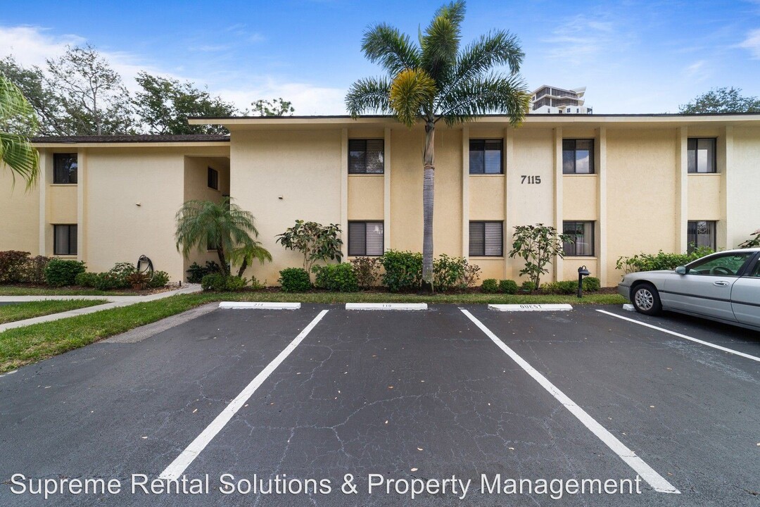 7115 Lakeridge Ct-Unit -#110 in Ft. Myers, FL - Foto de edificio