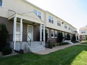 Colonial Park in Omaha, NE - Foto de edificio - Building Photo