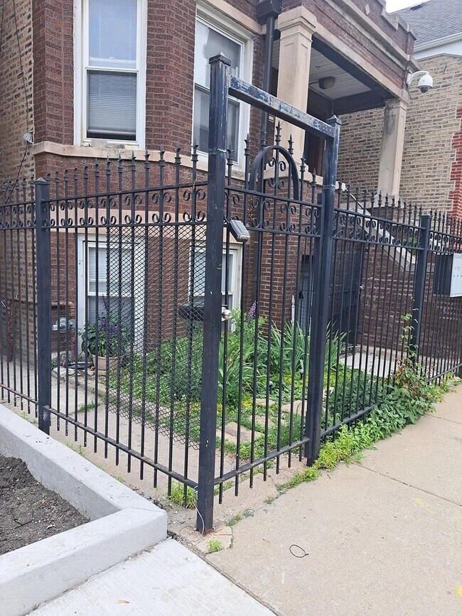 2354 S Whipple St in Chicago, IL - Building Photo - Building Photo