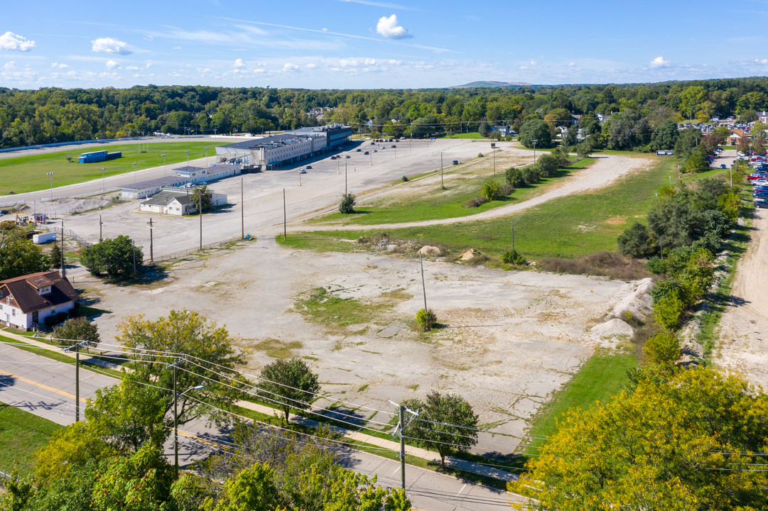 The Downs in Northville, MI - Building Photo