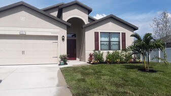 511 NE 19th Pl in Cape Coral, FL - Building Photo