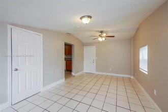 5740 Douglas St in Hollywood, FL - Building Photo - Building Photo