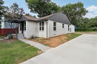 1105 N Sylvania Ave in Fort Worth, TX - Building Photo - Building Photo