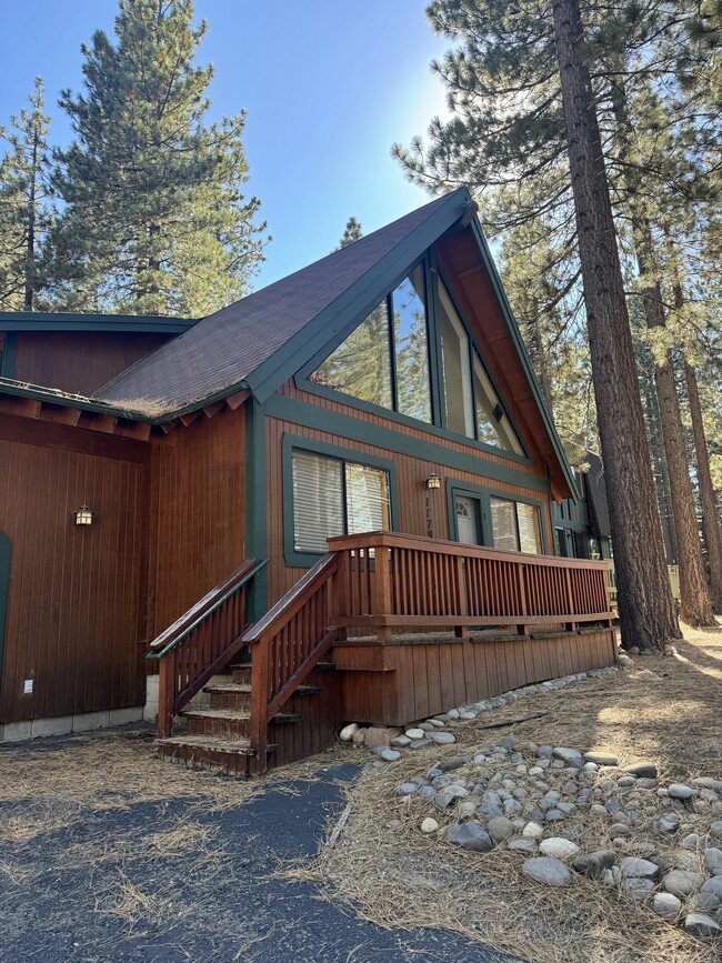 1179 Canarsee St in South Lake Tahoe, CA - Foto de edificio - Building Photo