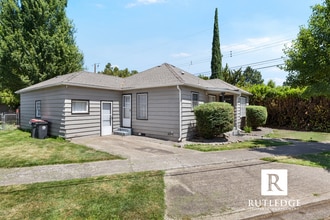 307 Monroe St in Medford, OR - Building Photo - Building Photo