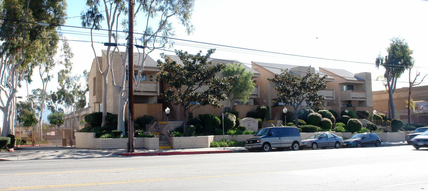 Lankershim Arms in North Hollywood, CA - Building Photo