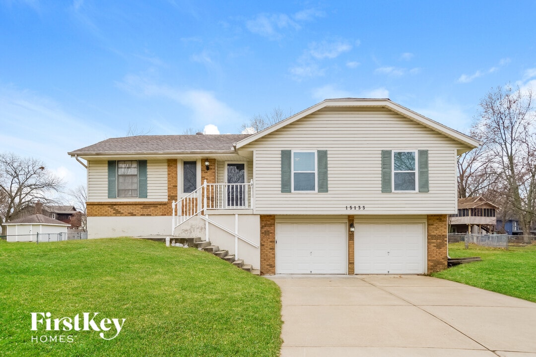 15133 S Navaho Dr in Olathe, KS - Building Photo